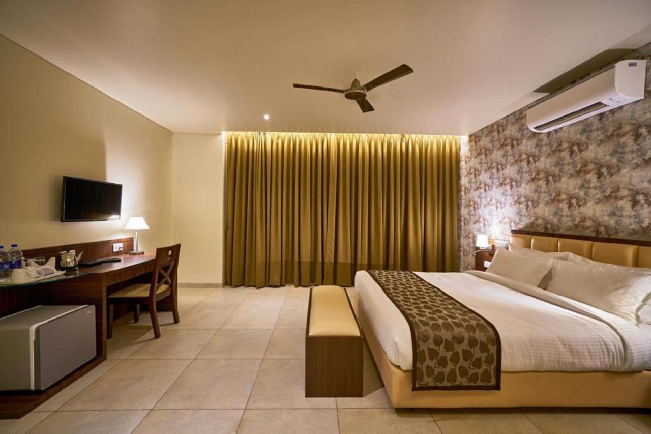 Hotel Shlok Kolhapur Exteriör bild