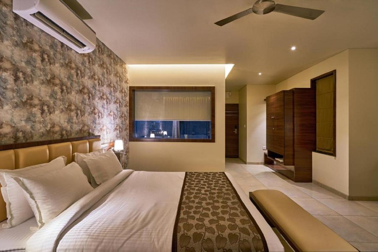 Hotel Shlok Kolhapur Exteriör bild